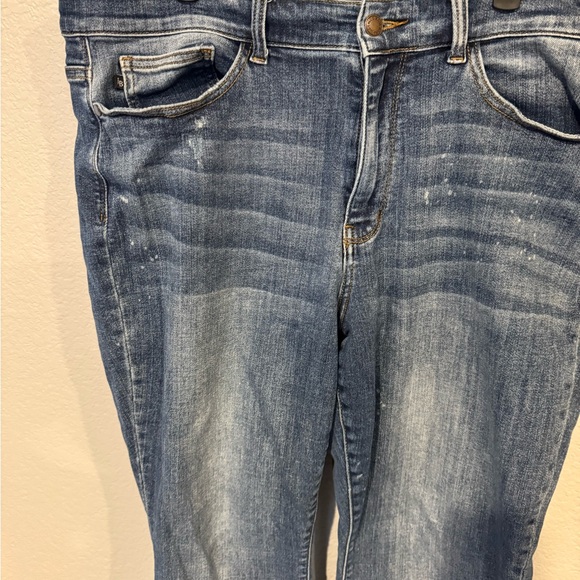Judy Blue Boyfriend Jeans in Classic Blue with bleach splatter - Picture 5 of 8